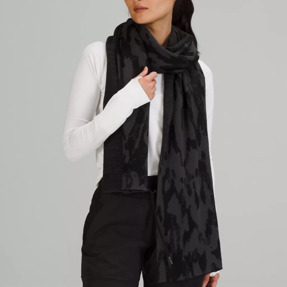 NWOT Lululemon✨ Oversized Camo Jacquard Scarf